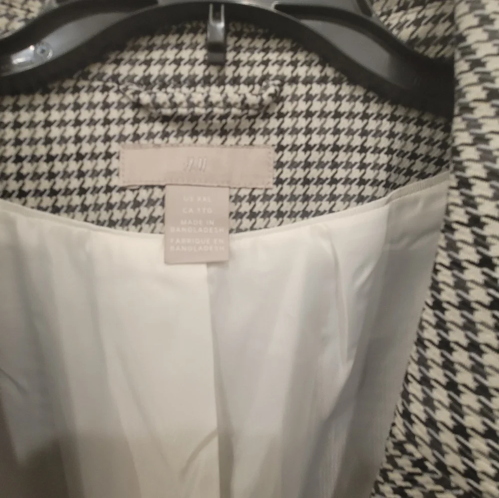 Clothing - Picture 3 of 4